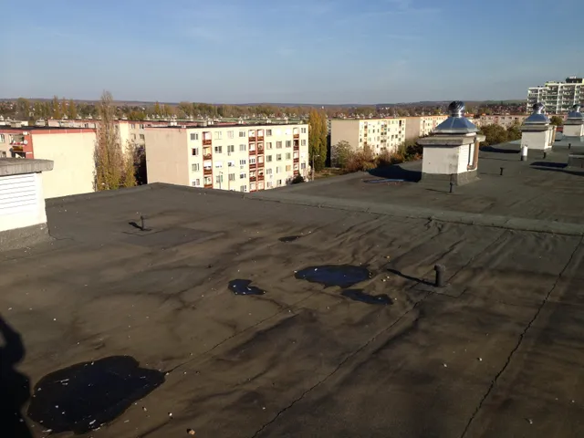 Lapostető vízszigetelő és hővisszaverő bevonattal